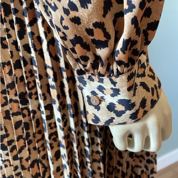 On - 34th pleated ,long sleeves dress , size Large - Picture 5 of 11